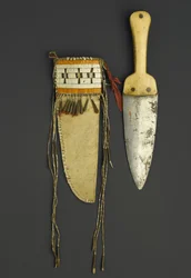 Skalpiermesser und Scheide, Eastern Sioux, aus Fort Snelling, Minnesota